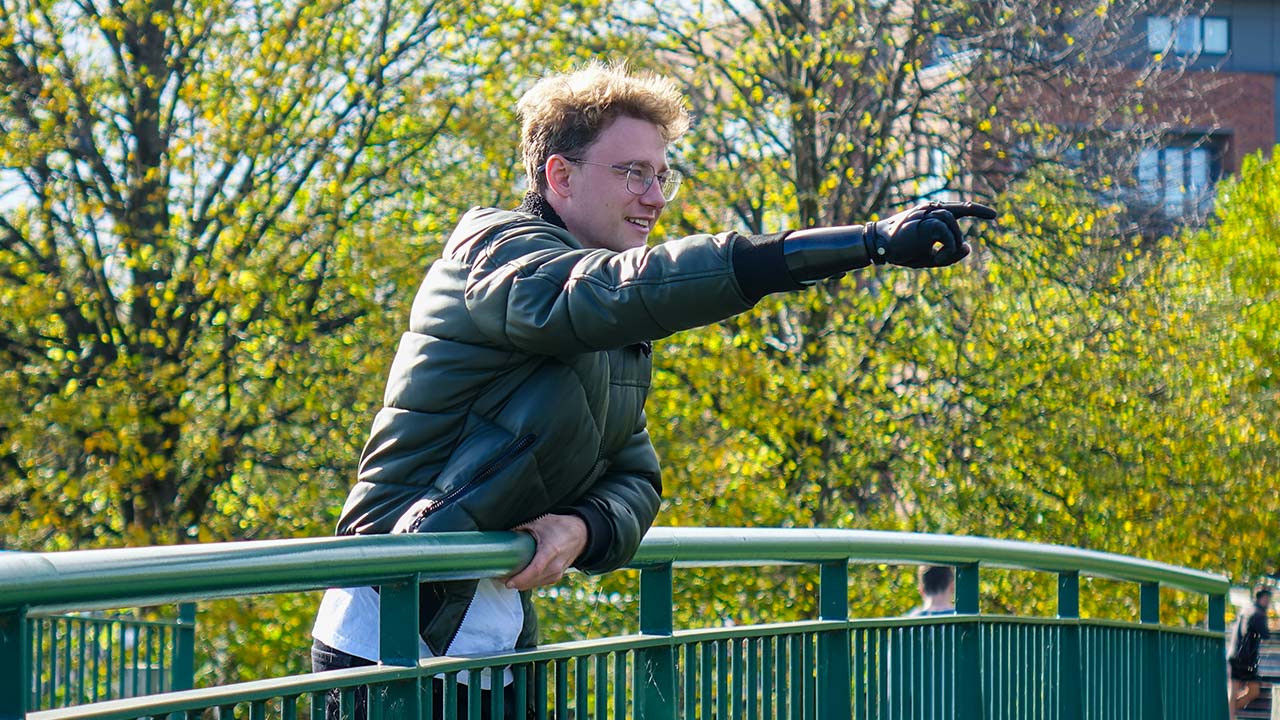 Henrik Cox is the First Person to Use New Shorter, Lighter COVVI Hand